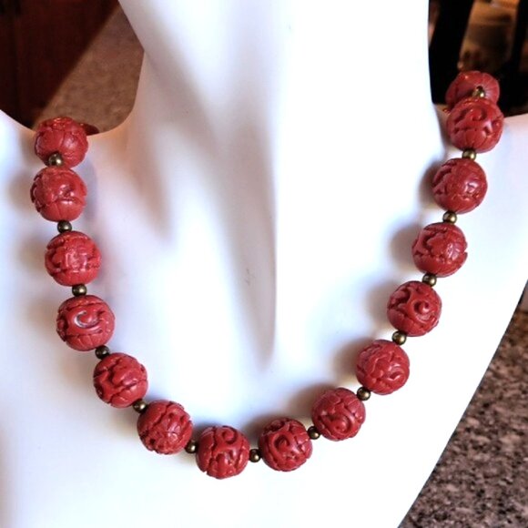 ANTIQUE CHINESE CARVED CINNABAR RESIN NECKLACE - Picture 1 of 5